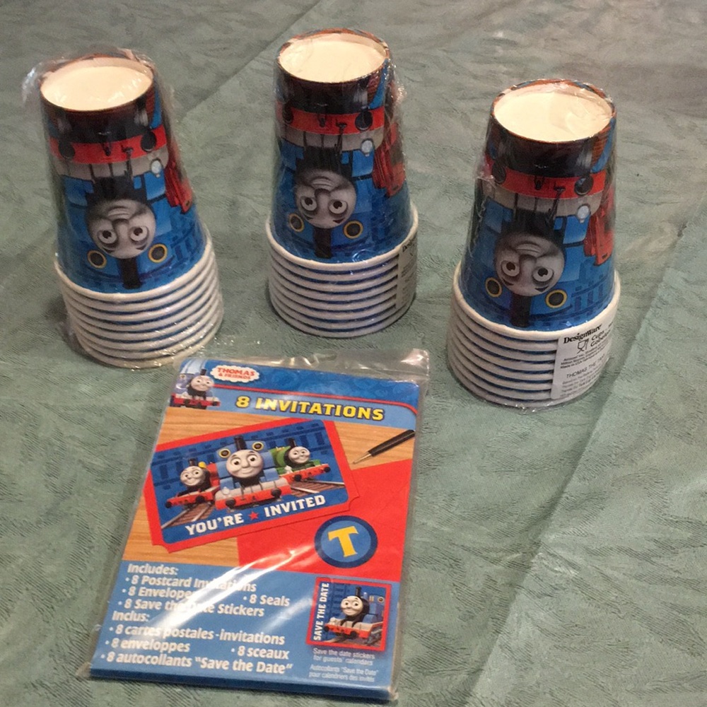 Thomas the train 32Pc Party Set NEW invites & Cups